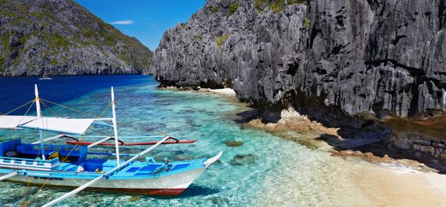 В феврале на Филиппинах дожди идут уже редко, вместо этого ярко светит солнце, что весьма располагает к пляжному отдыху 
