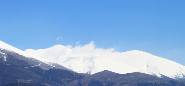 В январе в Греции довольно тепло, но дождливо, в горных областях морозно, там открыт сезон катания на лыжах
