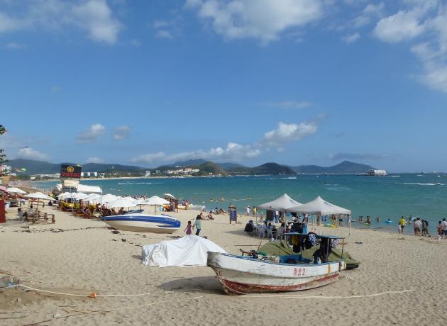 В бухте Дадунхай расположен самый  обустроенный и оживленный пляж курорта Санья
