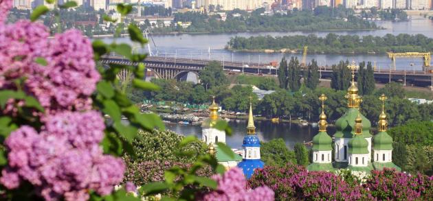 Май в Киеве - прекрасное время для знакомства с весенним городом.. в это время цветет сирень, черемуха и каштаны!