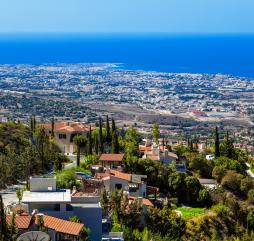 Лето на Кипре жаркое и сухое, но на острове переносится легче, чем на многих курортах Средиземноморья