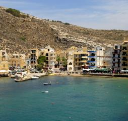 Летом на Мальте царит очень жаркая погода, захватите с собой крем с высоким фактором защиты
