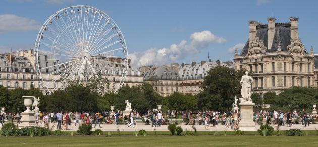 В июле Париж кишит туристами, погода балует чередой солнечных тёплых дней, но дожди по-прежнему встречаются