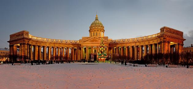  В январском Санкт-Петербурге ещё остается послевкусие новогодних праздников. Теплая одежда и хорошее настроение - и классика питерской зимы Вам не страшна.