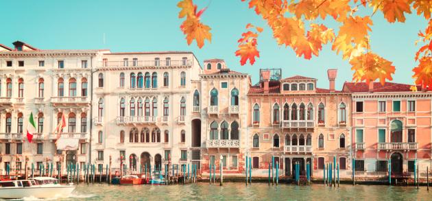 Октябрь - хорошее время для посещения Венеция, однако иногда могут идти дожди, пока еще не сильно беспокоя туристов
