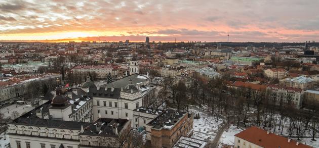 Погода в Вильнюсе в январе по-настоящему зимняя, а новогоднее убранство города радует горожан и гостей почти до середины месяца!