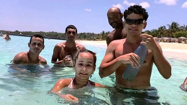 Июнь на Кубе: Sol Rio de Luna y Mares beach fun, Guardalavaca, Holguin, Cuba June 2011 HD