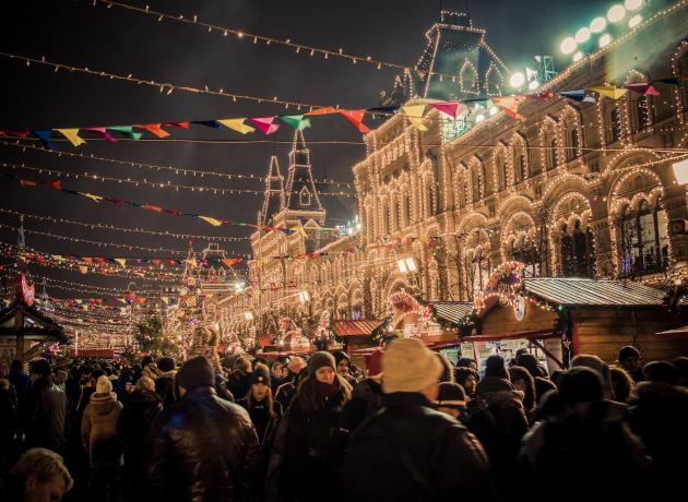 Декабрь в Москве — пожалуй, самый праздничный месяц в году (Daniil Silantev on Unsplash)