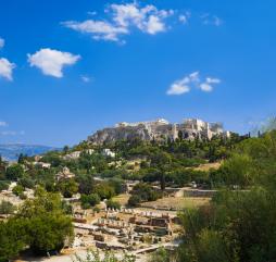 Летними месяцами в Афинах стоит настоящий зной: раскалённый асфальт и жгучее солнце над головой