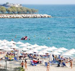 До комфортных температур море в Афинах прогревается лишь в первых числах июня