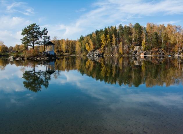 Одна из главных достопримечательностей Алтая – пресноводное озеро Ая находится прямо на въезде в регион (фото: 4seasons-hotel.ru)