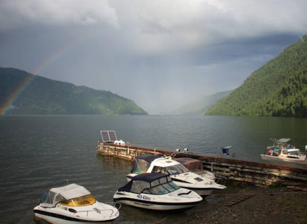Телецкое озеро одно из самых популярных мест у туристов, отправляющихся на Алтай  (фото: estuba.com)