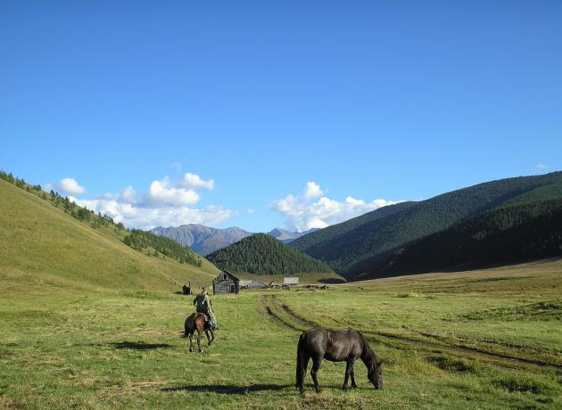 С перевала Ачик можно лицезреть царицу Алтайских гор – Белуху  (Фото Flickr.com ©  Serge Bystro )