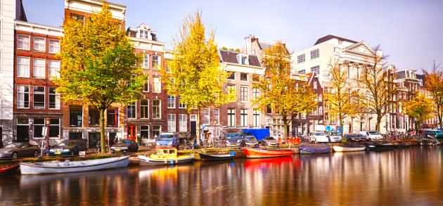 Октябрь - хорошее время для посещения Амстердама, но и без пасмурной и дождливой погоды вряд ли обойдется