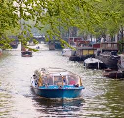 Амстердам - одна из тех европейских столиц, куда летом следует везти куртки