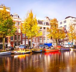 Осенний Амстердам дождлив, и рассчитывать на солнце особо не приходится
