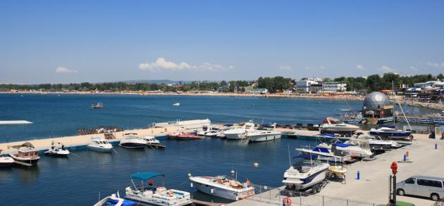 В июне в Анапе воцаряется солнечная тёплая погода, вода в Чёрном море уже хорошенько прогревается, но большого скопления народа на пляжах ещё нет