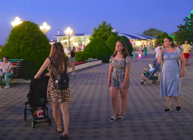 Как реально выглядит набережная Анапы летом в вечернее время
