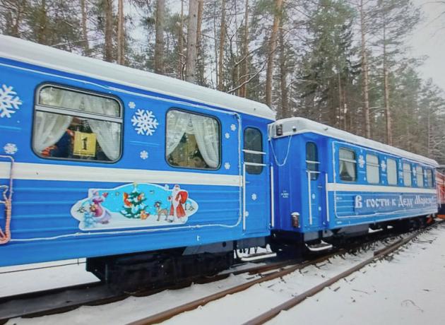 Новогодний поезд c Дедом Морозм в Беларуси курсирует с декабря, обычно с 20-х чисел, но нужно проверять(rw.by)