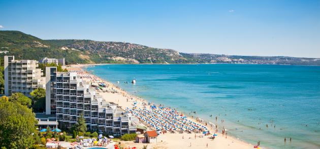 В середине лета в Болгарии воцаряется солнечная сухая погода, море уже хорошенько прогревается, так что туристический сезон в самом разгаре!