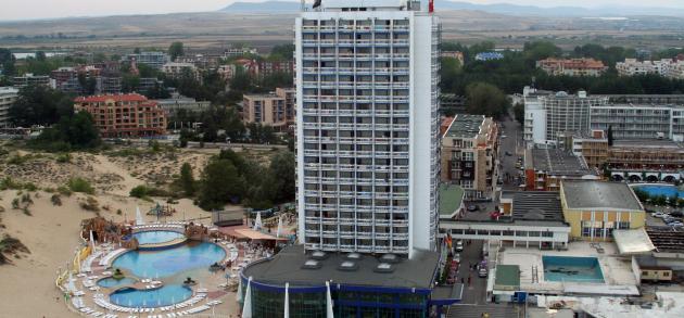 Будучи окружённым природными заповедниками и тремя озёрами, активно задействованными в бальнеологическом лечении, сегодня Бургас весьма притягателен