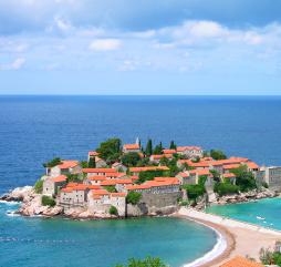 Летом на Черногорском побережье довольно жарко, а в горах ощущается приятная прохлада