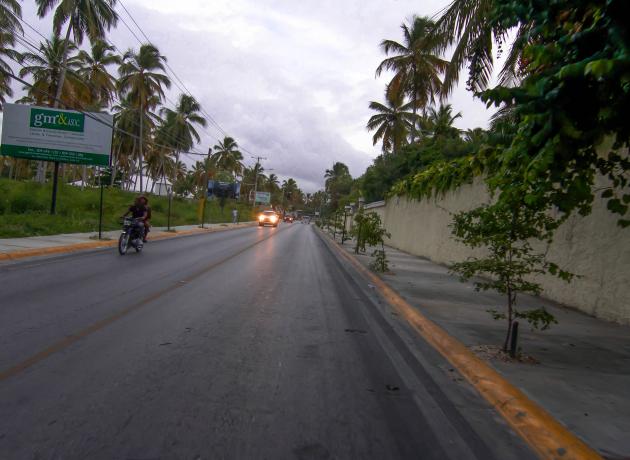 В основном в Доминикане вы будете передвигаться по такой дороге (flickr.com / Sheila Dee)