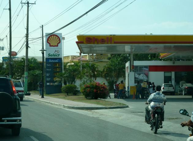 Заправка Shell в Доминикане (фото flickr.com / bobbsled)