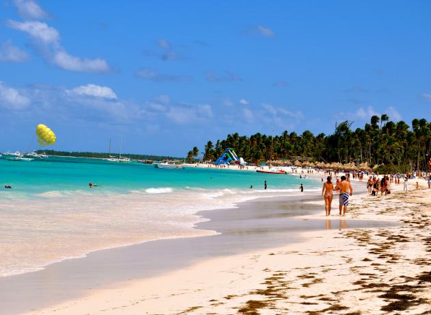 Так может выглядеть не слишком прибранный пляж в Punta Cana, иногда водорослей может быть гораздо больше (фото Studio Sarah Lou - flickr.com)