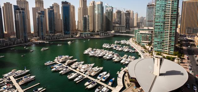 Ежегодно Дубай притягивает сотни тысяч туристов - одни приезжают с деловыми целями, другие за впечатляющими достопримечательностями и пляжным отдыхом на роскошном побережье, а кого-то манит бурная ночная жизнь эмирата 