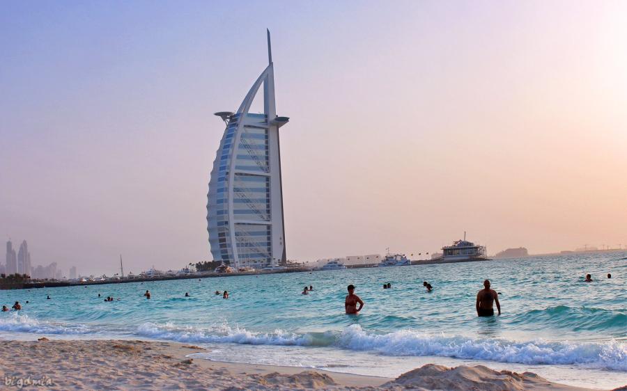 Пляж Джумейра (Jumeirah Beach) в Дубай / ОАЭ (flickr / bigdmia)