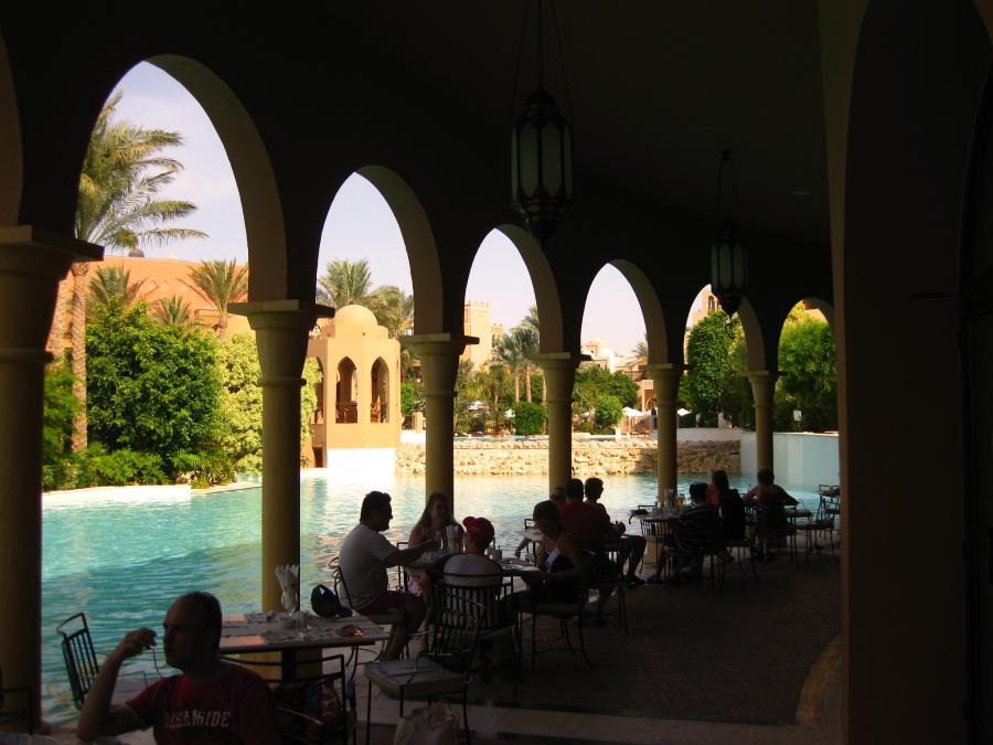 Отели делают все, чтобы отдыхающим было комфортно – обеды в тенистых местах, кондиционеры, охлаждающие напитки (flickr.com / arminrodler)
