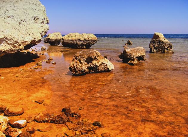 Некоторые скалы на Красном море имеют красноватый оттенок (flickr / Oleg)