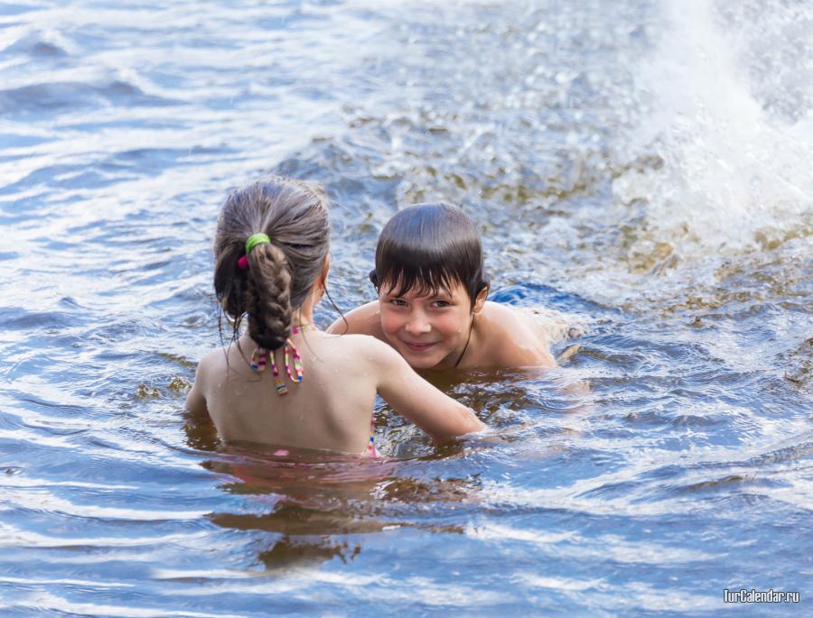 Девочка 12 лет купается. Купаемся вместе с девчонками. Мальчишки на озере. Совместное купание. Дети купаются в озере.