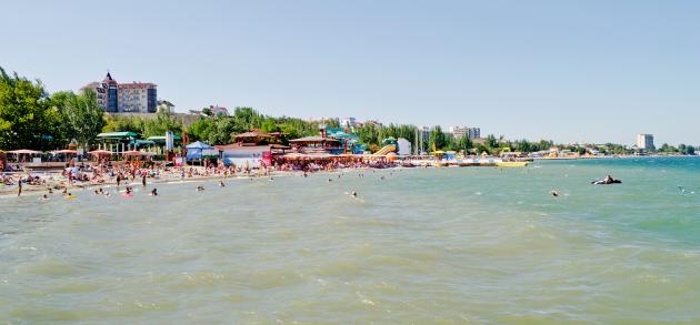 В июле феодосийские пляжи собирают целый аншлаг, большую часть месяца царит солнечная жаркая погода.