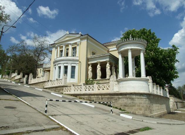 Дача Милос — одна из популярных достопримечательностей Феодосии (Фото wikipedia.org)