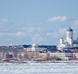 Зима в Лапландии суровая, с большими заморозками и высокими сугробами, в столице же в это время года умеренно холодно 