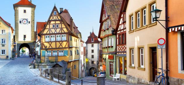 Германия интересна туристам круглый год, и не только благодаря достопримечательностям, но и благодаря качественному шоппингу, горнолыжным курортам, а также грандиозным сезонным фестивалям