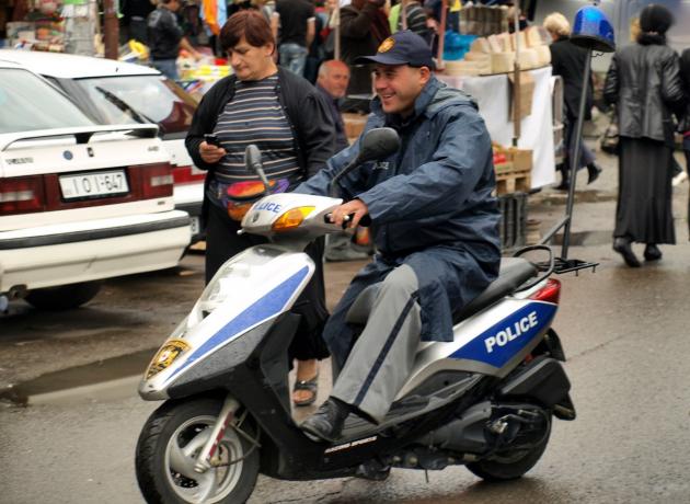 Полицейский в Грузии много и чувствуешь себя в безопасности (flickr.com / Vladimir Varfolomeev)