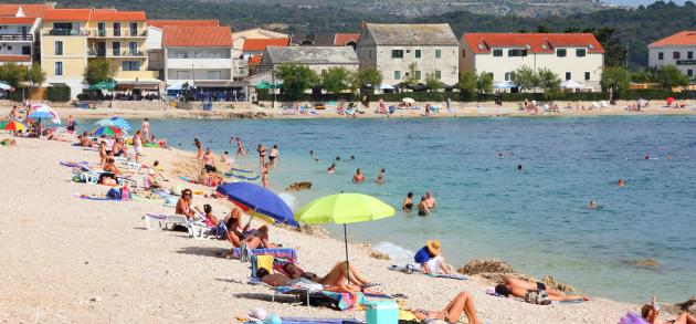 Первый месяц лета в Хорватии встречает всех умеренным теплом и прогревшимся морем, однако для купания детей оно, возможно, будет прохладным