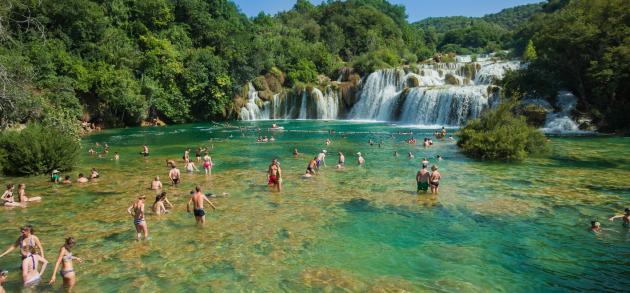 Июль в Хорватии - один из лучших месяцев в году, когда устанавливается сухая солнечная погода, и море прогревается до комфортных температур