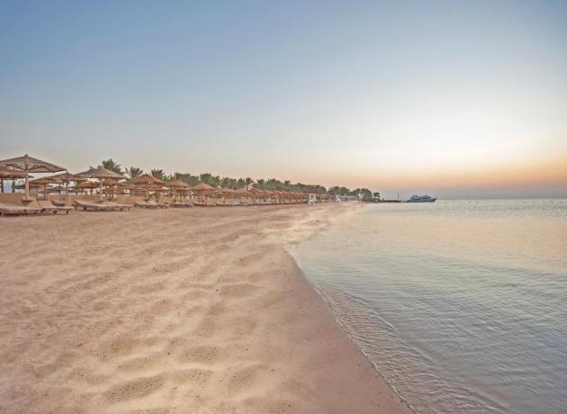 300-метровый песчаный пляж отеля Sunrise Royal Makadi Resort