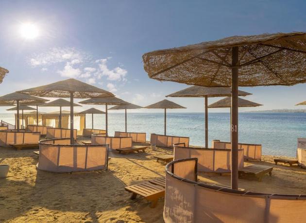 Песчаный пляж, хороший заход и перегородки от ветра в Grand Waterworld Makadi Hotel