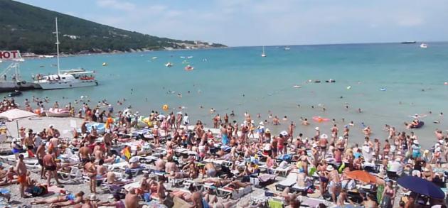 Кабардинка в июле – кульминация пляжного сезона на курорте.. народу на побережье очень много