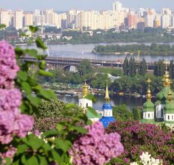 Весенний Киев - это охапки цветущей сирени и каштанов