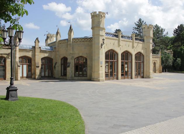 У входа в Курортный парк возвышается элегантное готическое здание из желтого камня – Нарзанная галерея