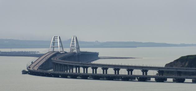 На конец весны-начало лета 2022 Крымский мост продолжает работать