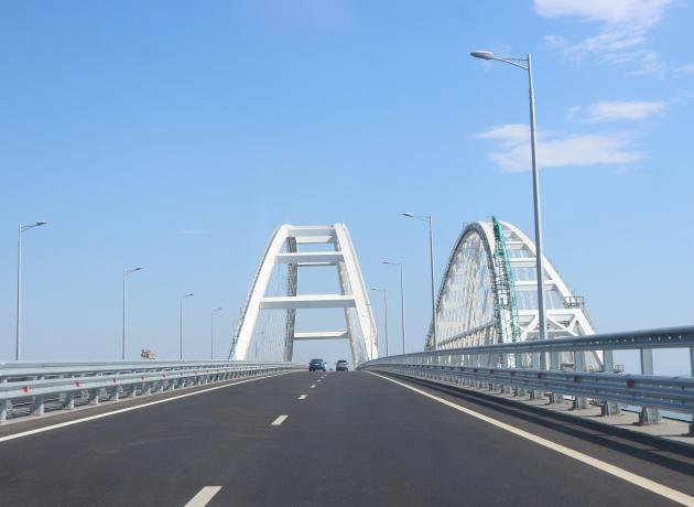 Машин на Керченском мосту немного, но движение есть (flickr.com / Vahe Martirosyan) 