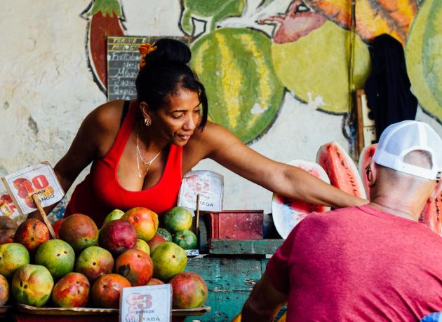 Манго на кубинском рыночке  (Фото ©  Adam Cohn  / flickr.com)