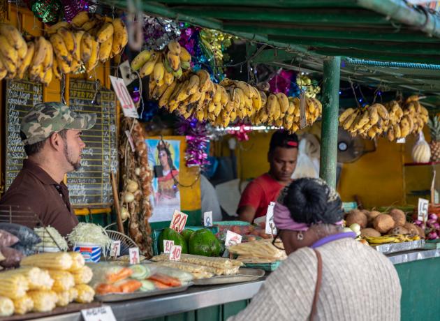 Цены в песо (умножайте на 3) на фрукты на рынке в Гаване   (Фото ©  Alex Proimos  / flickr.com)
